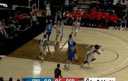 智慧体育娱乐-杨瀚森张开长臂再次收下防守篮板，目前个人已抢下14个篮板