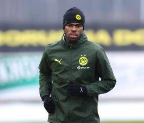 记者：丘库埃梅卡膝部疼痛反复，需要休息和有针对性的负荷管理