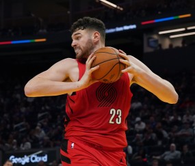 互动体育平台-篮板依旧很猛但终结手感不佳！克林根上半场7中2拿到4分10篮板