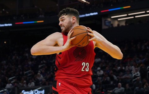 互动体育平台-篮板依旧很猛但终结手感不佳！克林根上半场7中2拿到4分10篮板