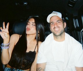 万博亚洲体育官网-仅差12岁❗38岁小法祝继女26岁生日快乐：完美诠释了榜样女儿