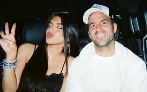 万博亚洲体育官网-仅差12岁❗38岁小法祝继女26岁生日快乐：完美诠释了榜样女儿