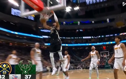 体育专家解读-根本拦不住！字母哥写意转身轻松双手暴扣