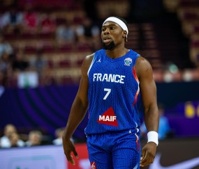 稳定发挥！亚布塞莱5中2&amp;amp;三分3中1拿到6分7篮板2助攻2抢断