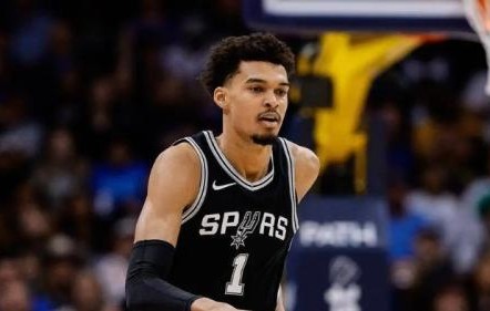 体育赛事社区-惨遭西部副班长逆转！文班报销马刺开启自由落体