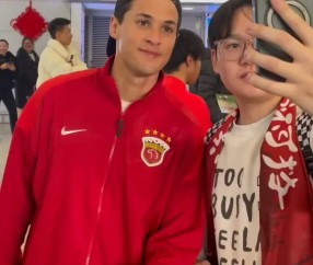 实时体育资讯-海港回国获大批球迷接机，安永佳、维塔尔等与球迷合影